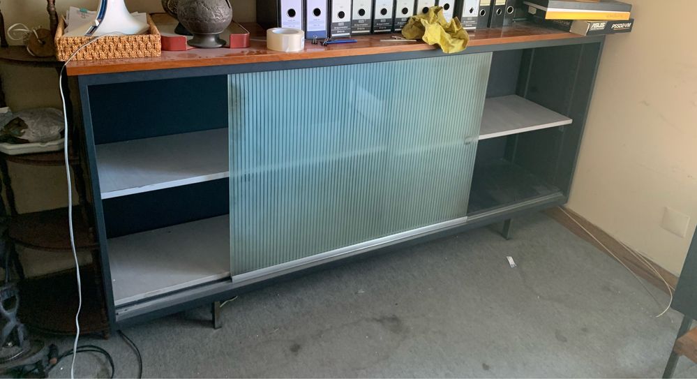 Vitrine / arquivo movel em metal
