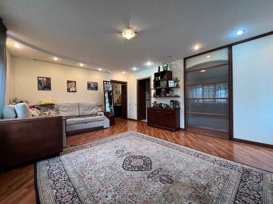 Продам 3-комнатную квартиру с гаражом на улице Майская