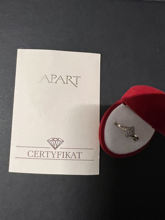 Śliczny złoty pierścionek z diamentami 25 szt Apart