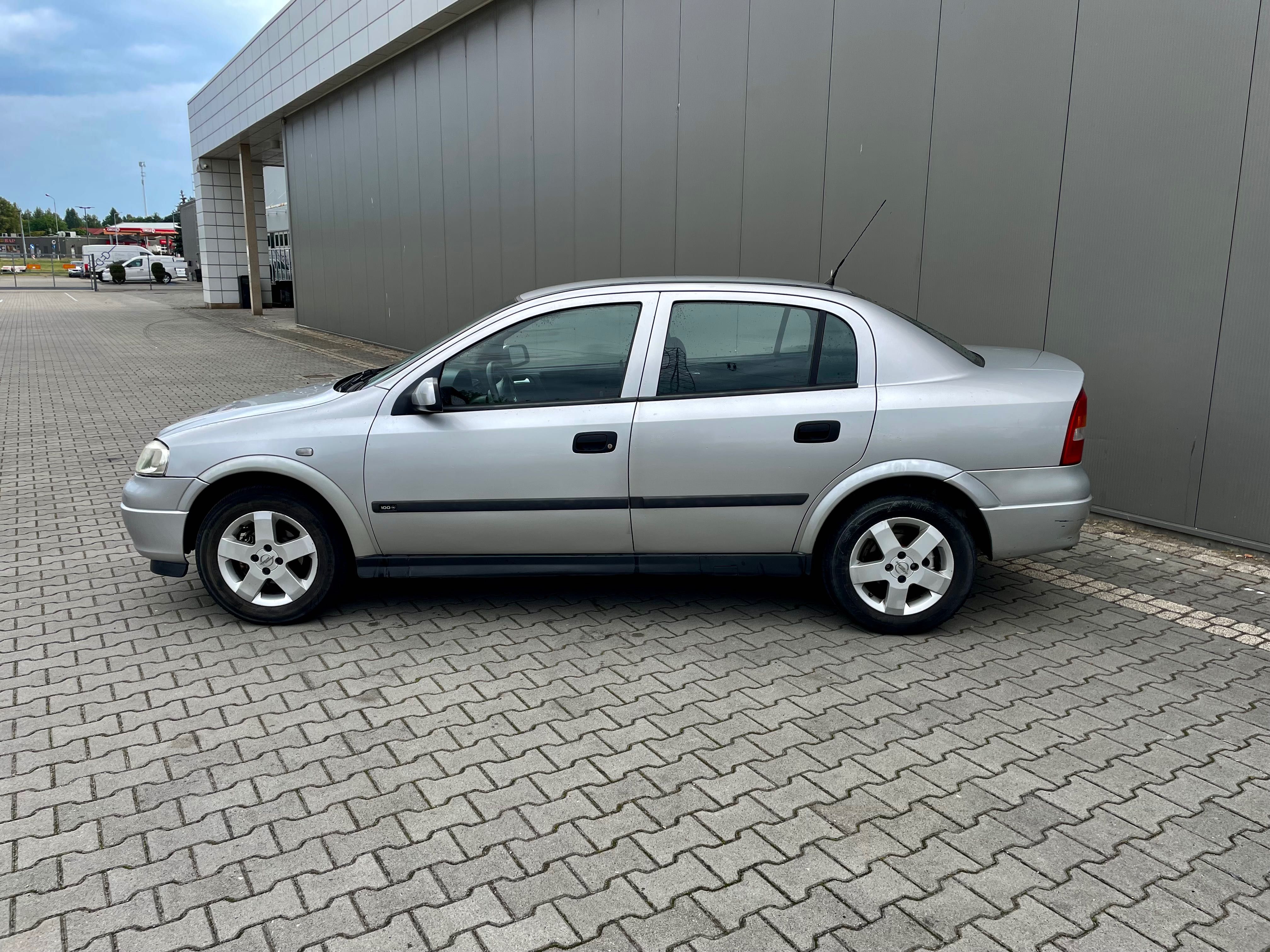 Śliczny.Zadbany.Opel.Astra.II.1999r.1.6.8V.Gaz.Sedan.Klima.Hak