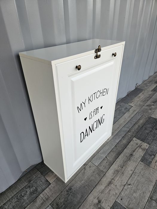 Wiszący biały regał z biurkiem