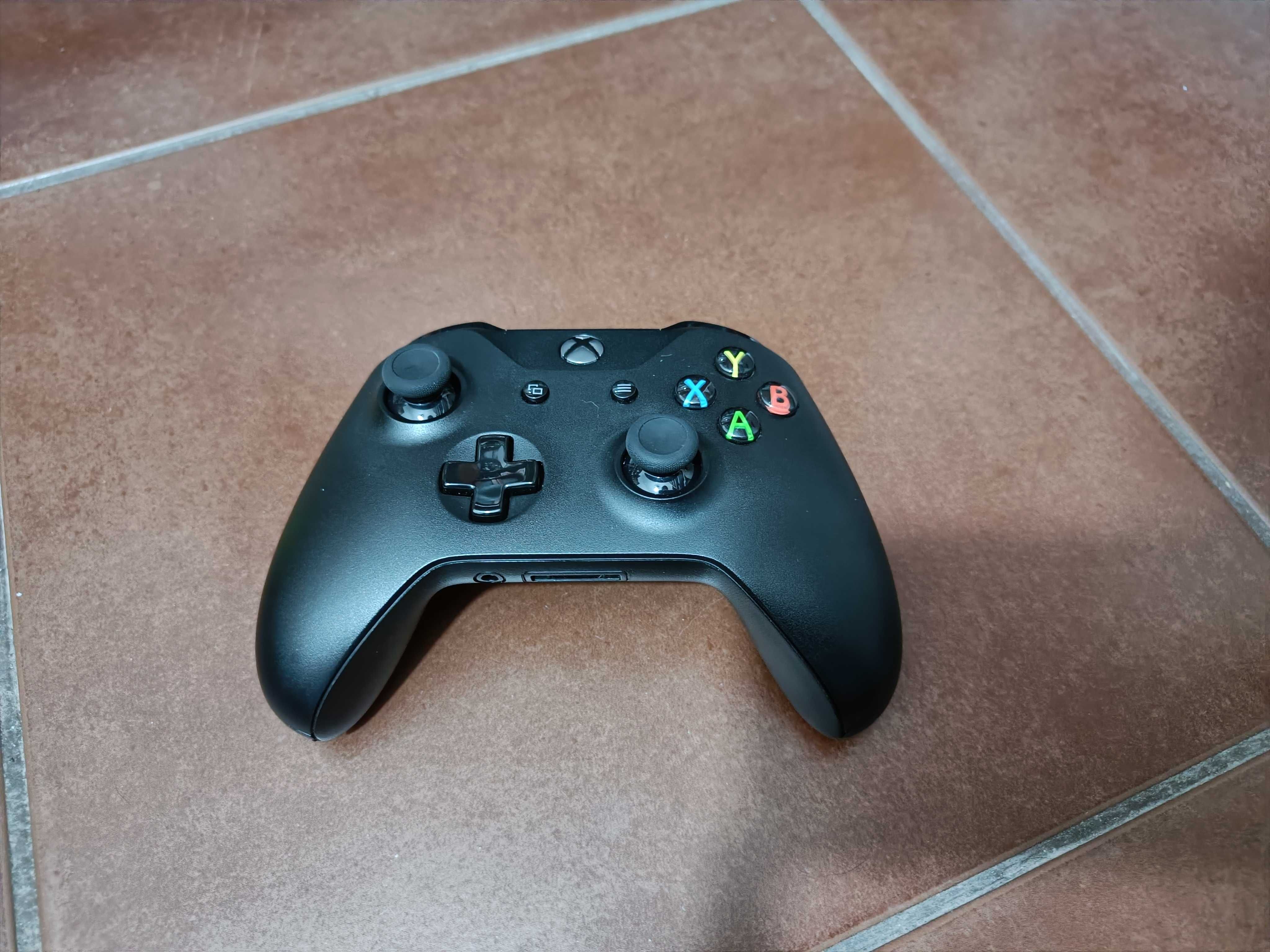 XBOX One X 1TB com caixa quase nova