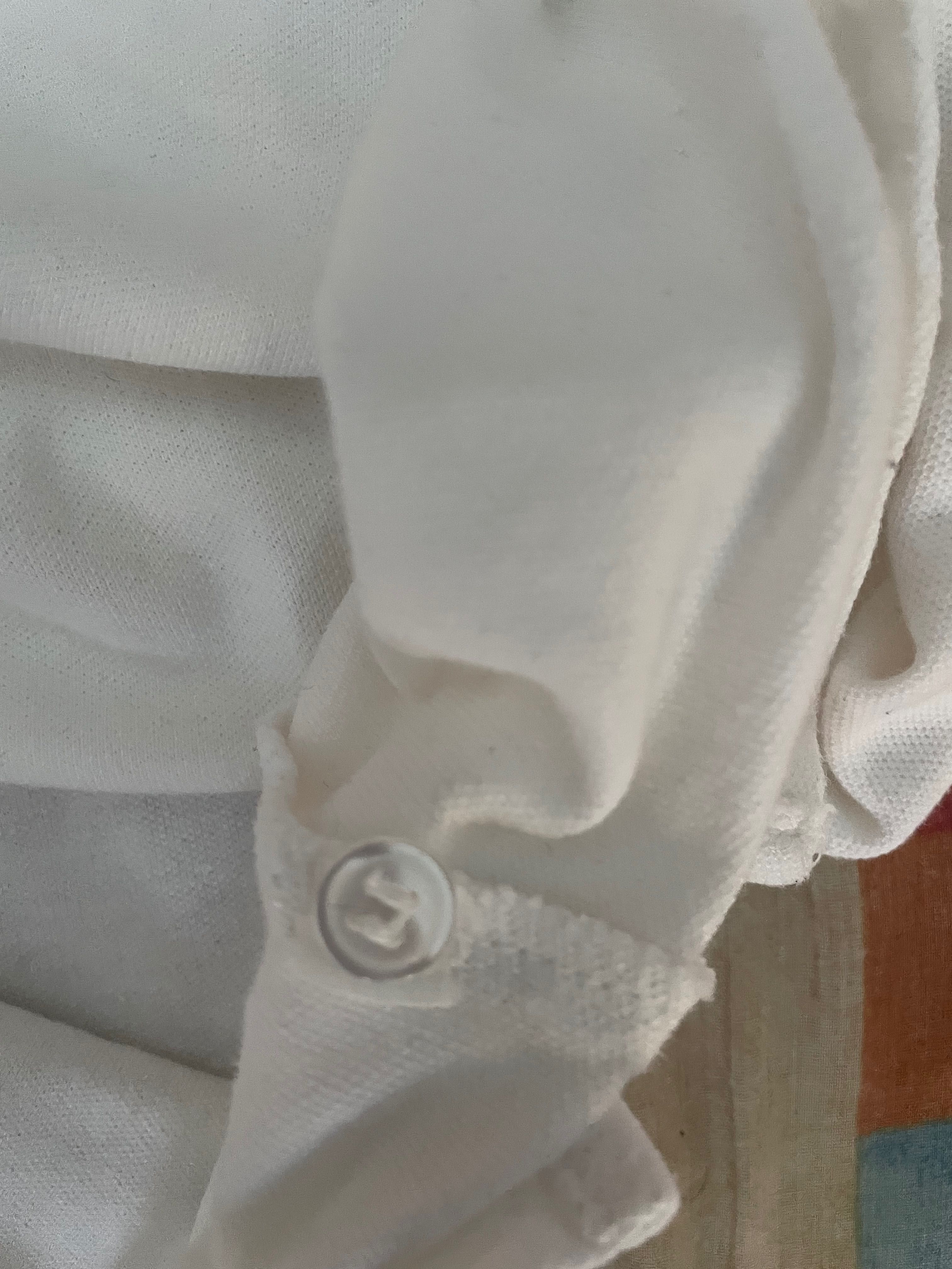 Polo/sweat branco com símbolo colorido