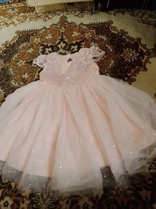 Продам нарядну сукню на дівчинку 5- 6 років