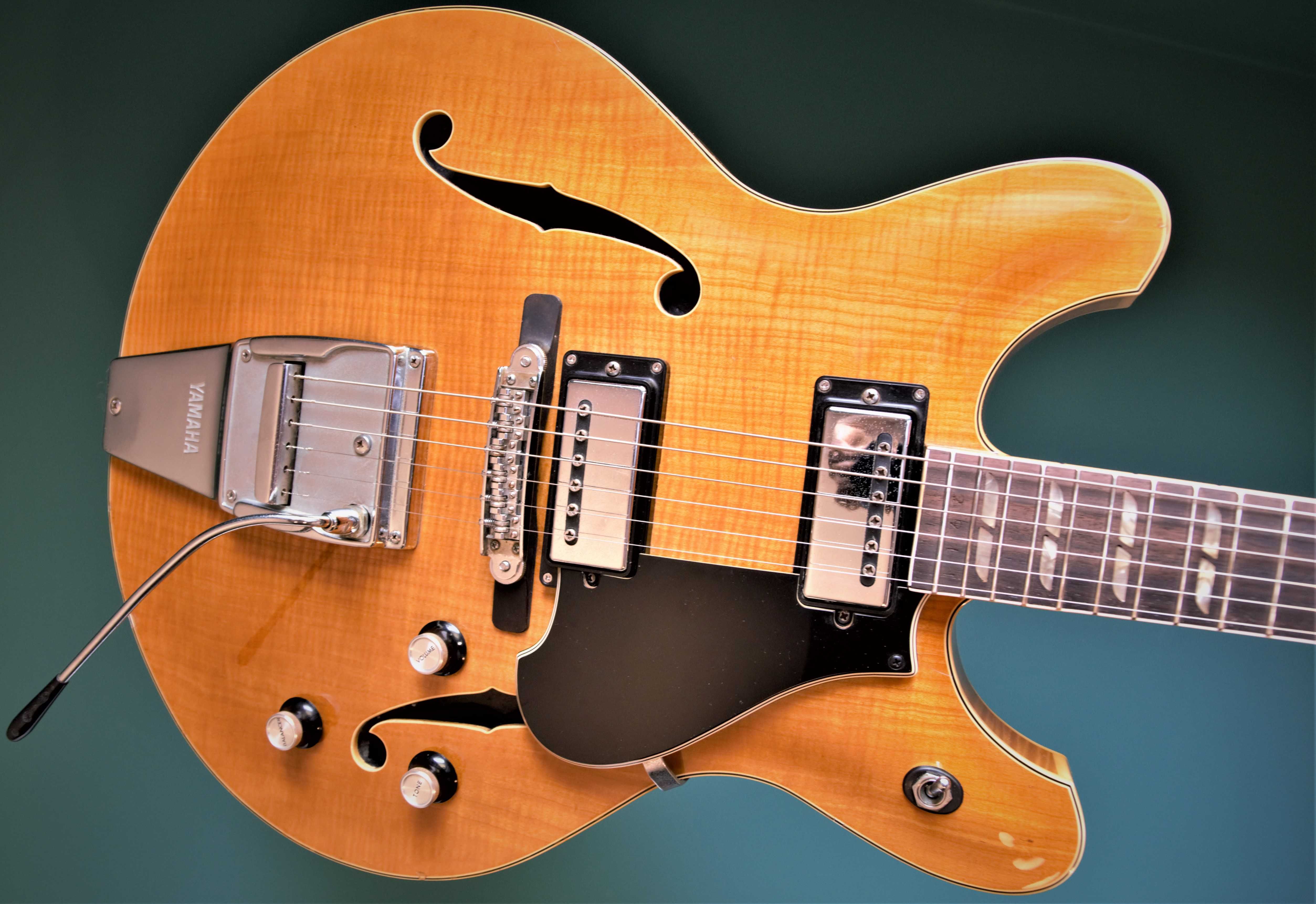 jazzowa gitara semihollowbody YAMAHA