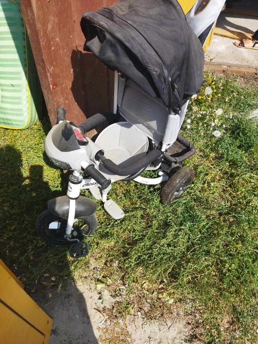 Дитяче крісло та прогулянкова коляска