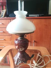Lampa elektryczna stylizowana na lampę naftową