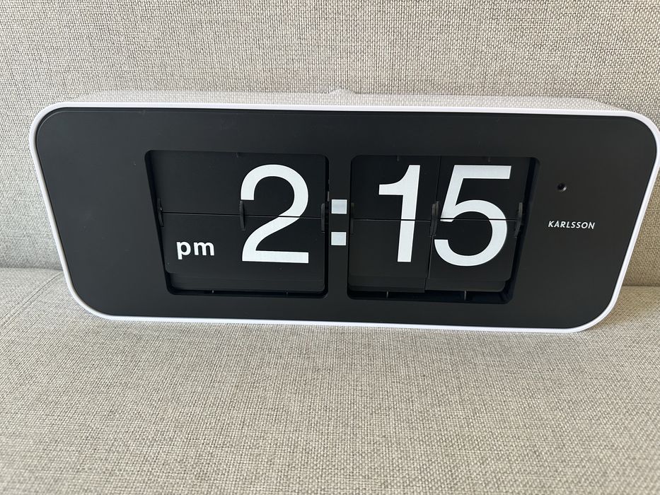 Karlsson Wide Flip - klapkowiec, zegar retro