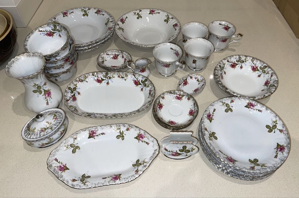 Serwis porcelanowy Chodzież różyczki - stan bardzo dobry