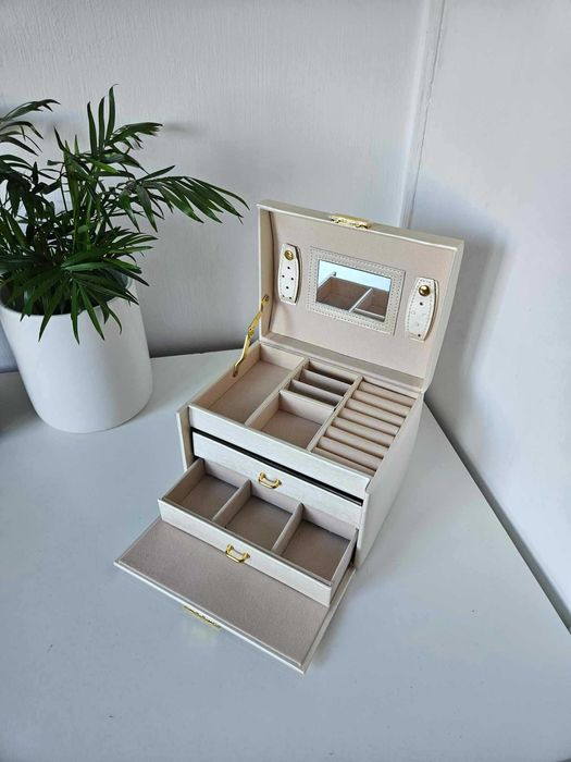 Kuferek na biżuterię organizer szkatułka na kolczyki jasny biżuteria