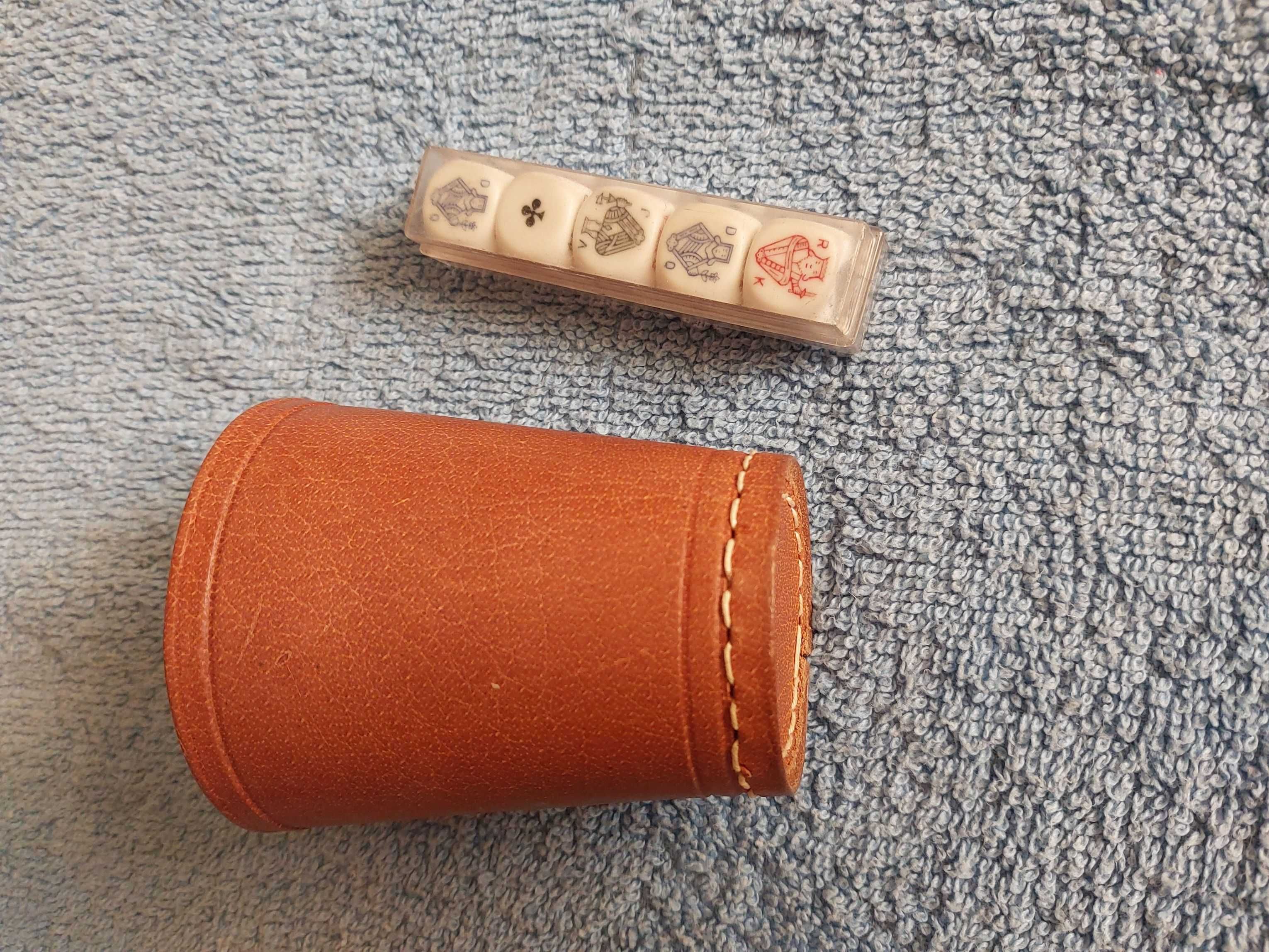 kości - skórzany kubek wymiary: 8,5 cm. / 7 cm./ 5 cm + komplet kości
