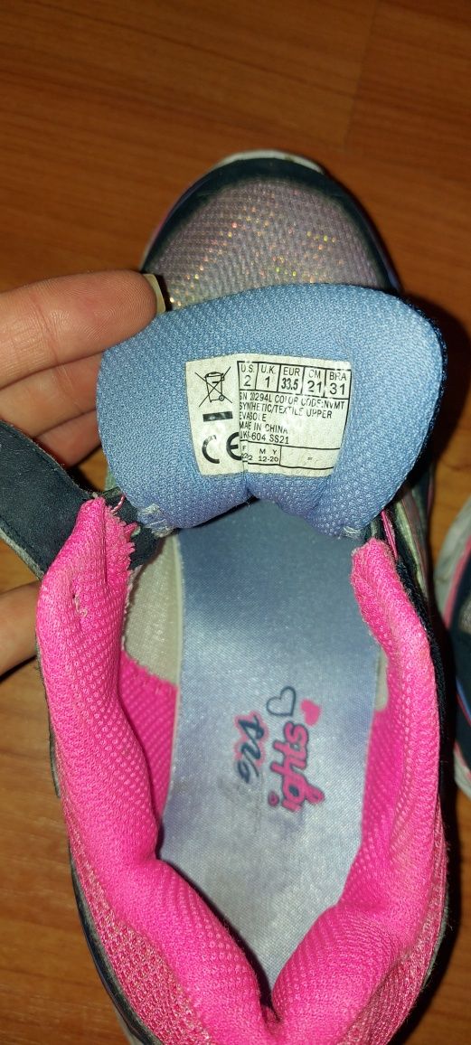 Дитячі кросівки на дівчинку фірми Skechers розмір 33-34