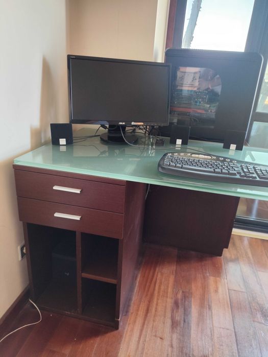 Secretária de vidro com gavetas em madeira.