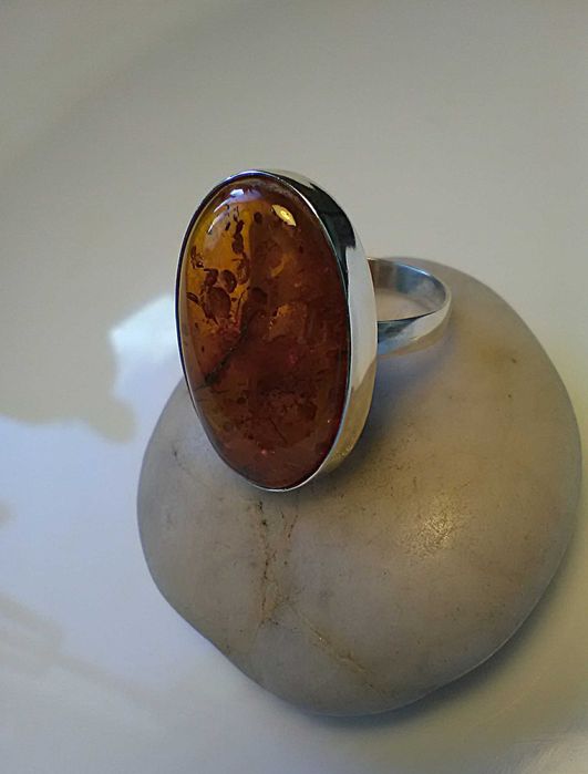 Pierścionek srebrny z bursztynem pr.925