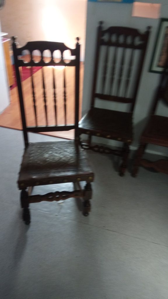 Vendo cadeira muito antigas