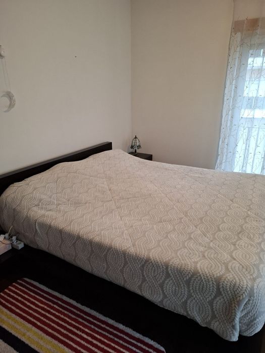 Cama + mesas de cabeceira + estrado