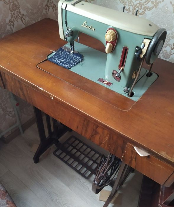 Електрична швейна машинка Lada з ніжним приводом