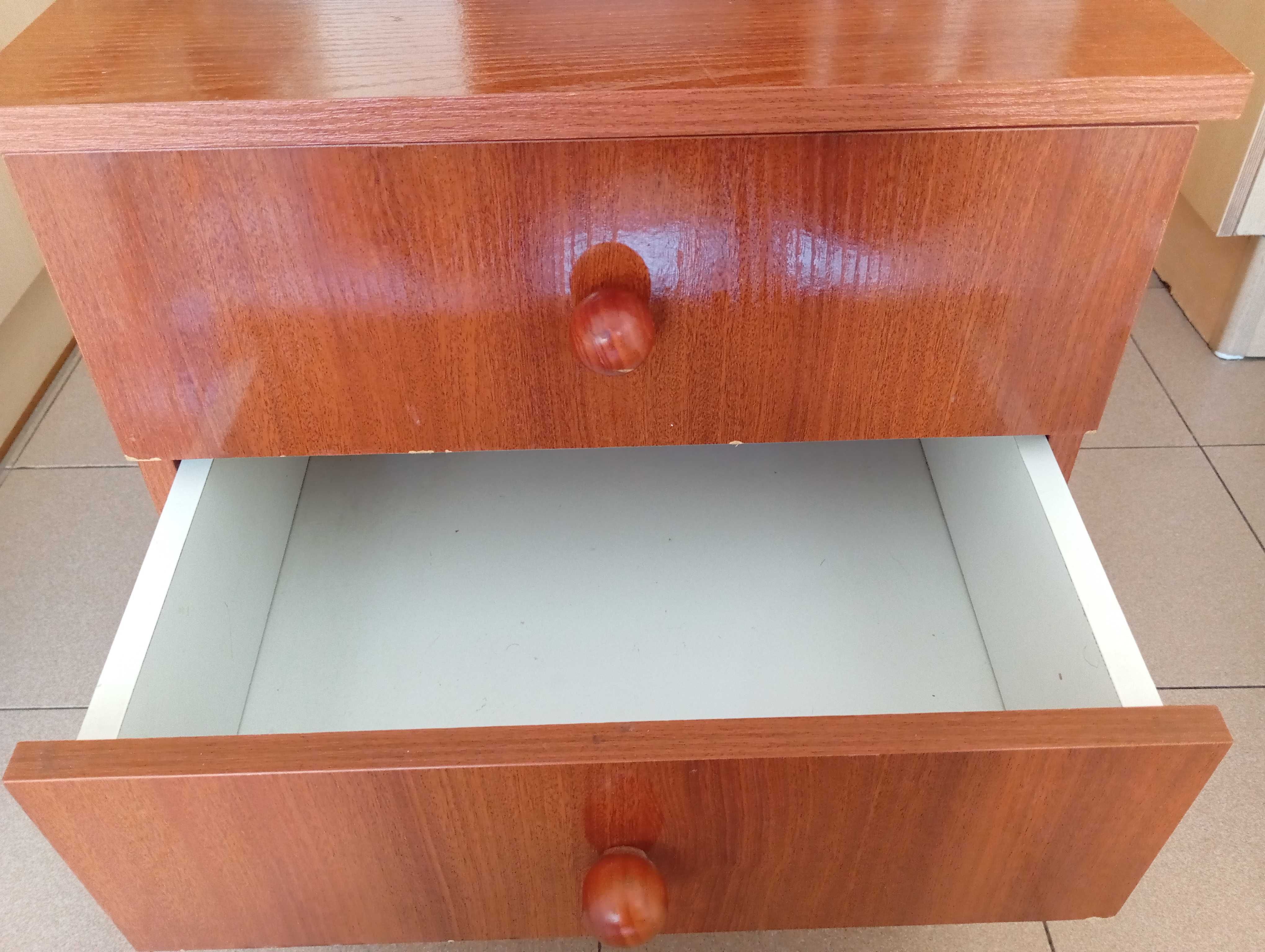 Mesa de cabeceira em madeira com 3 gavetas – usada