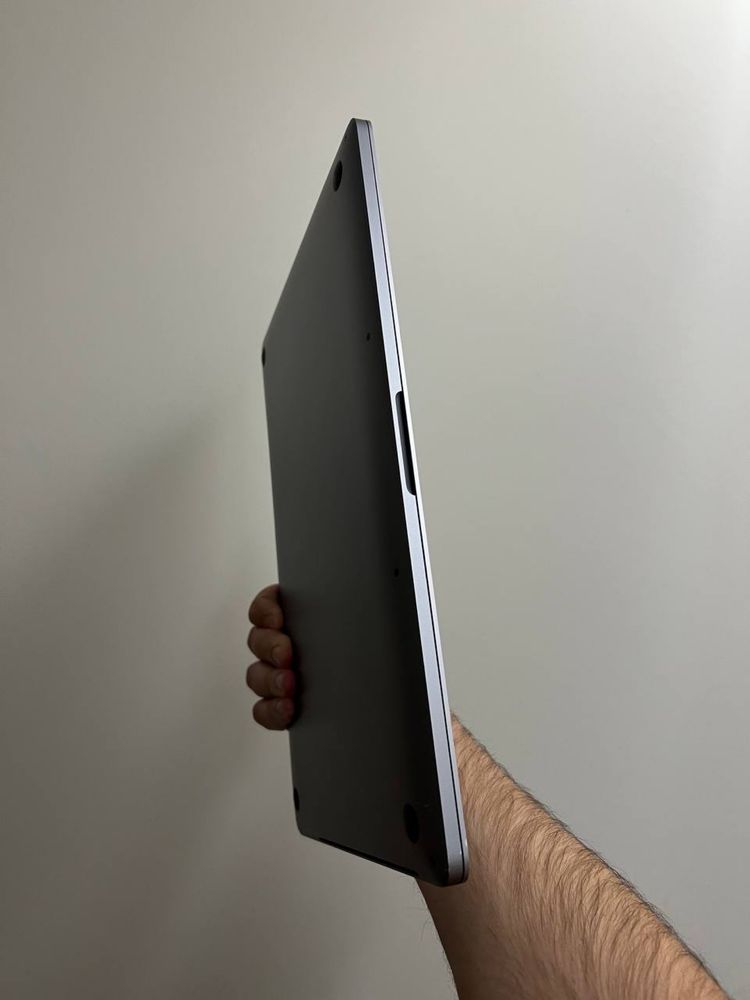 MacBook Pro 16" (2019) • i7 • 16GB RAM • SSD 512GB • Radeon 5300M