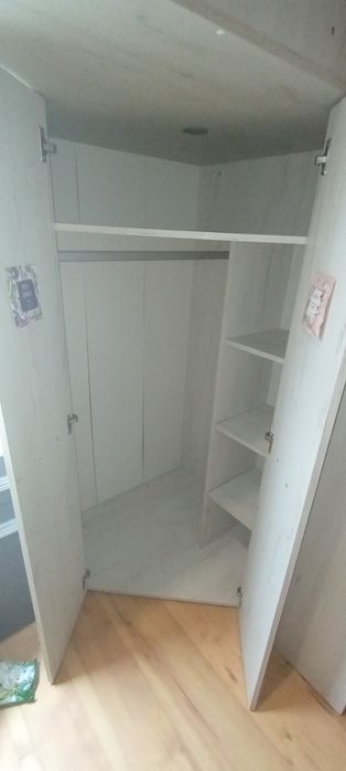 Łóżko piętrowe z biurkiem i narożną szafą