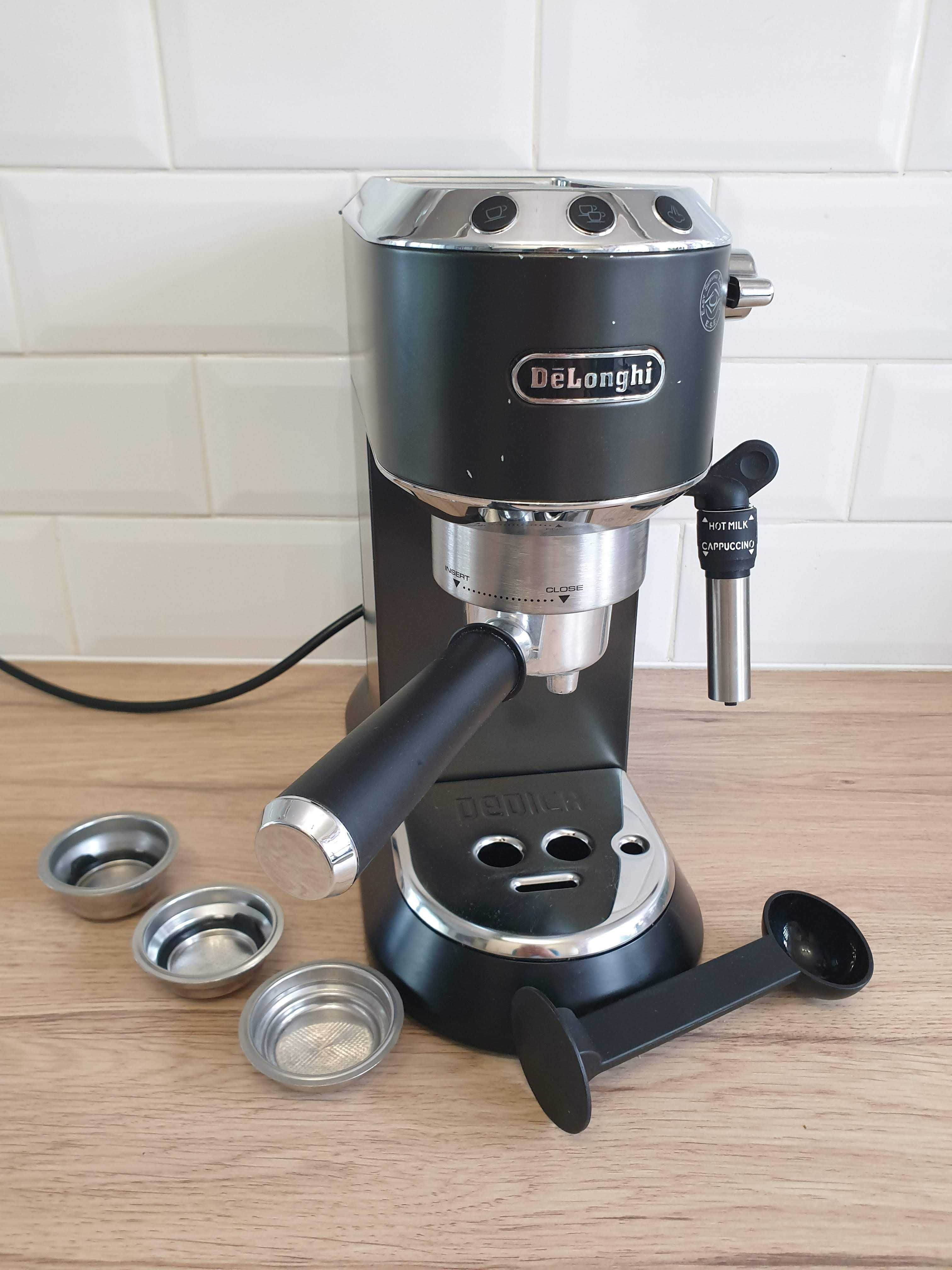 Ekspres kolbowy DELONGHI Dedica Style EC685.BK