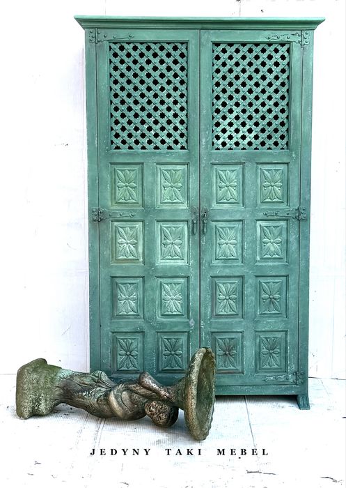 Hiszpańska, rzeźbiona szafa kolonialna z ażurowymi drzwiami chic