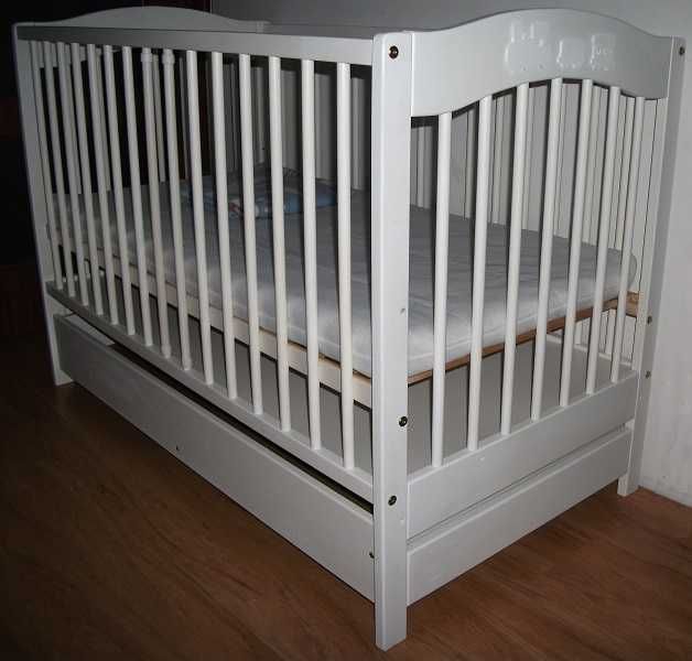 Piękne łóżeczko dla niemowlaka z szufladą