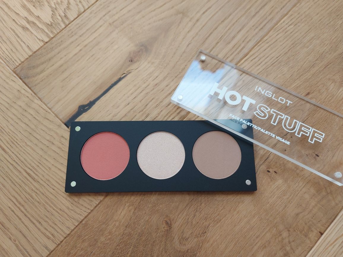 Paleta do konturowania twarzy firmy Inglot: HOT STUFF