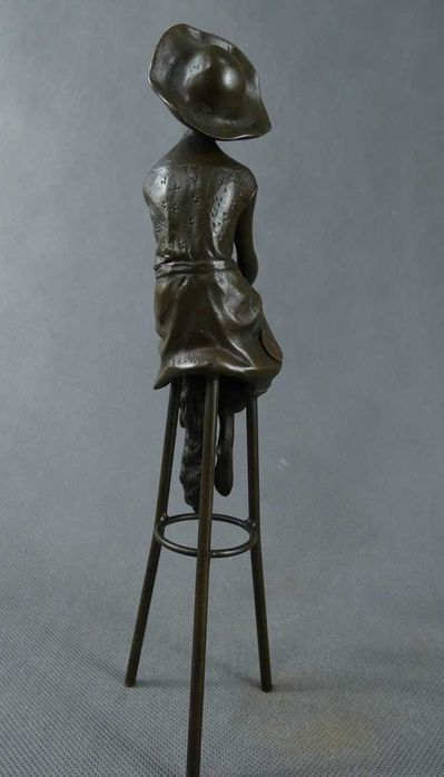 Dama Kobieta siedząca na krześle BRĄZ figura RZEŹBA sygnowana 27cm