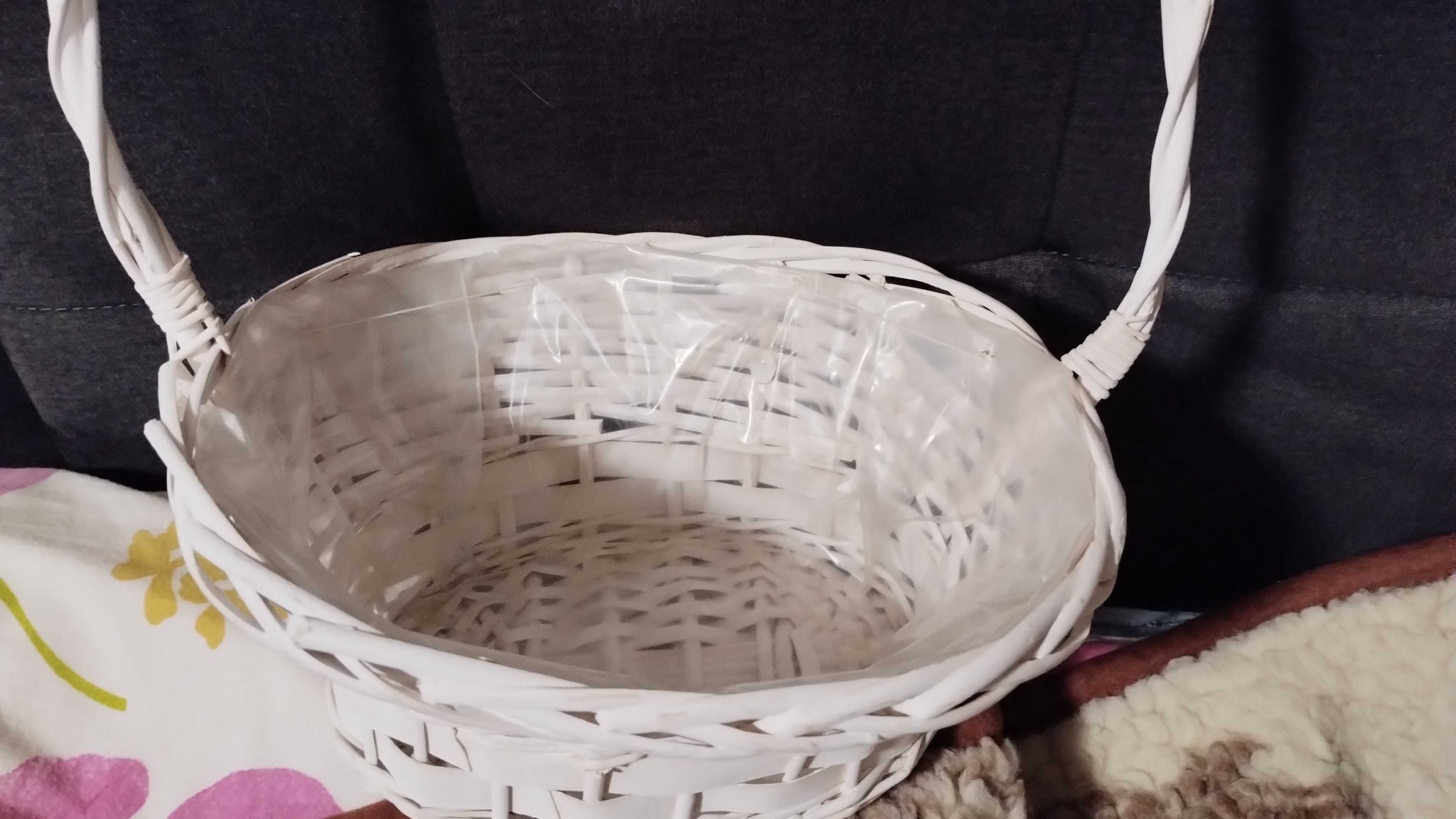 kosz na kwiaty słodycze biały