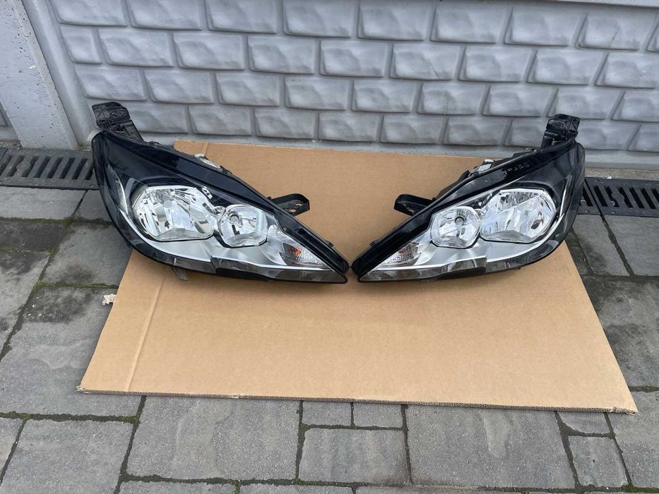 Фари Пежо 308 Т9 \ Peugeot 308 \ t9 (2014-2017) галоген