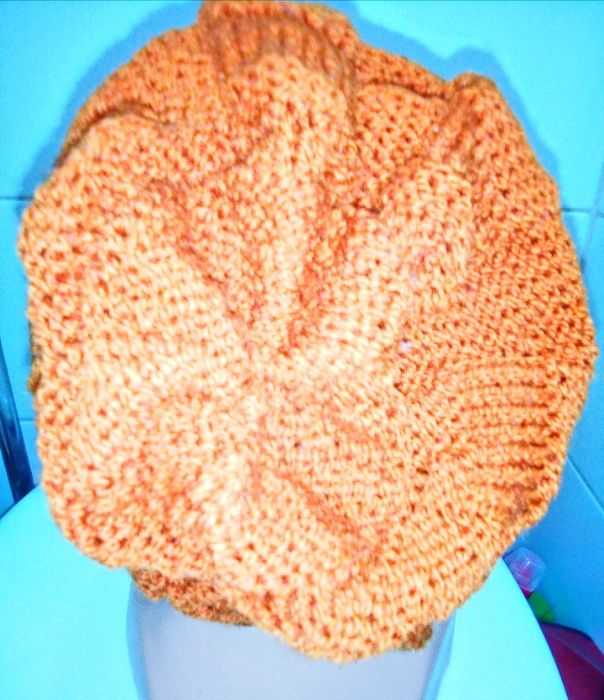 Czapka rękodzieło miodowa ręcznie robiona na drutach