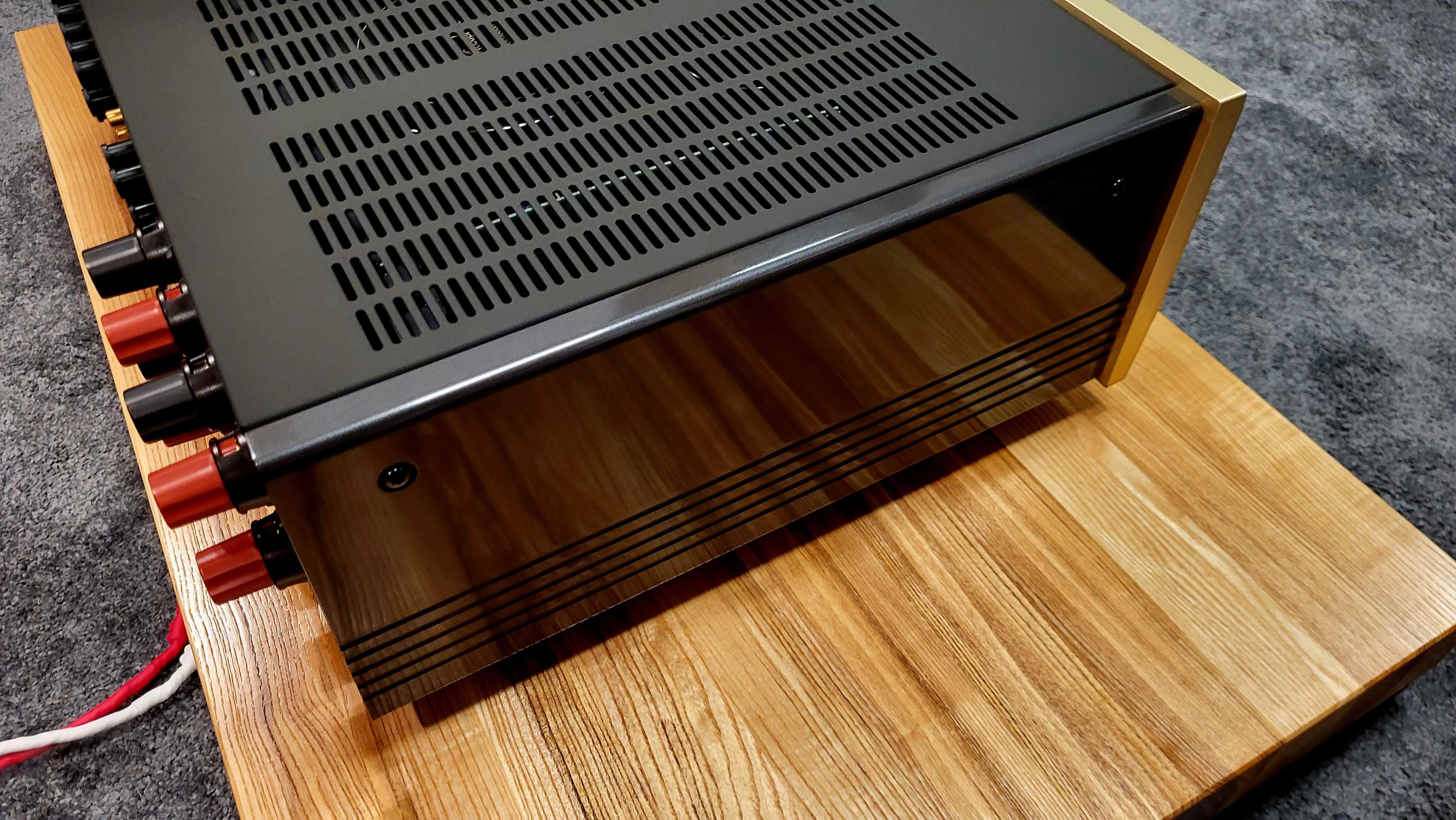 Wzmacniacz zintegrowany Accuphase E4000.