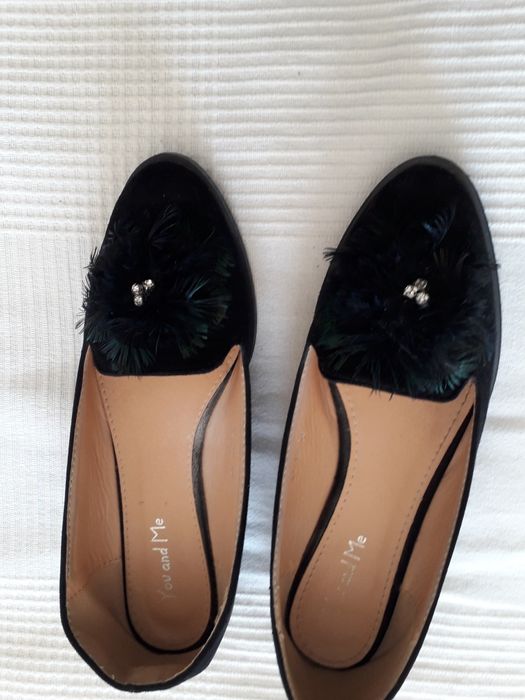 Sapatos pretos com aplicação