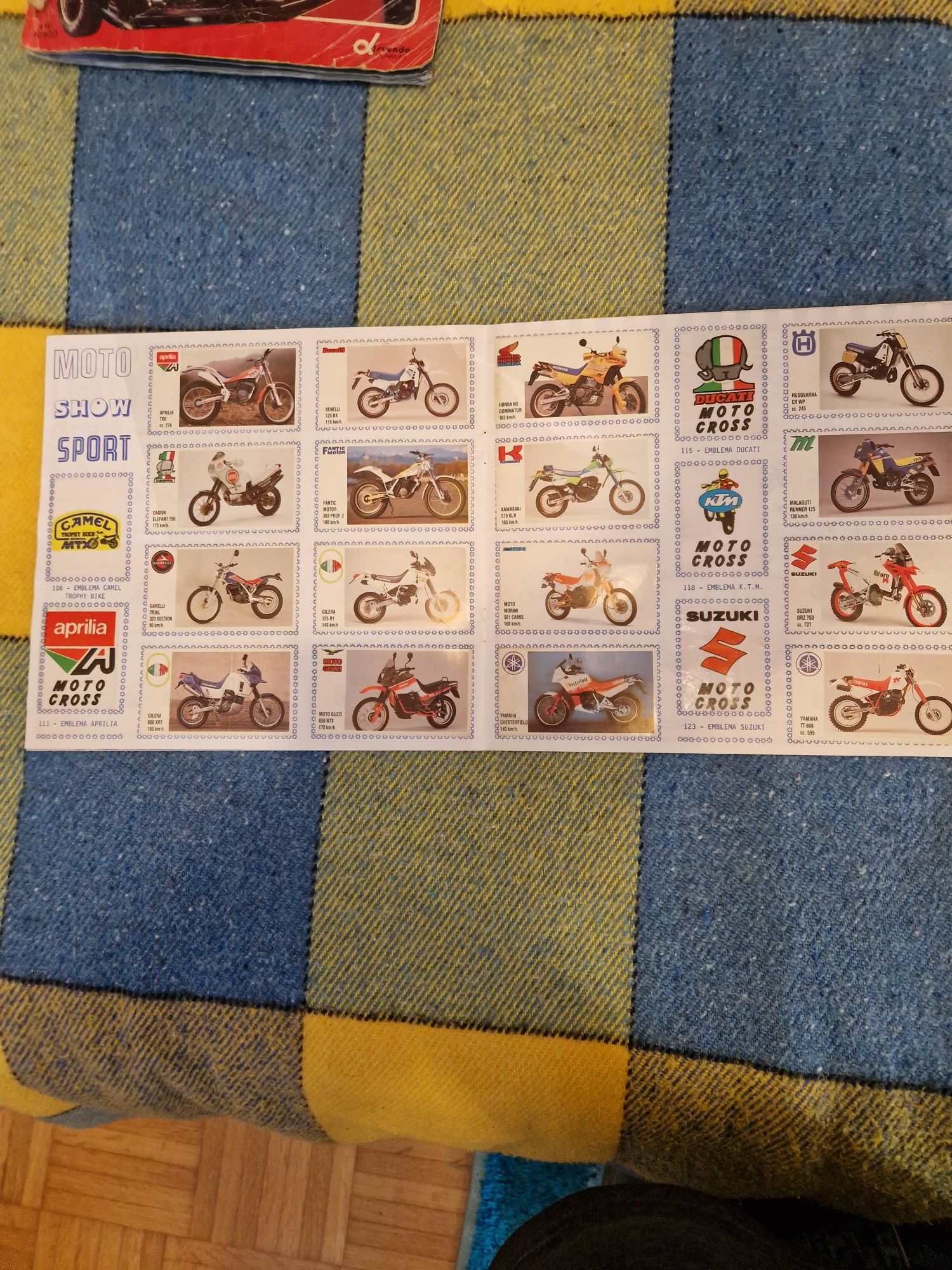 Diversas cadernetas e cromos