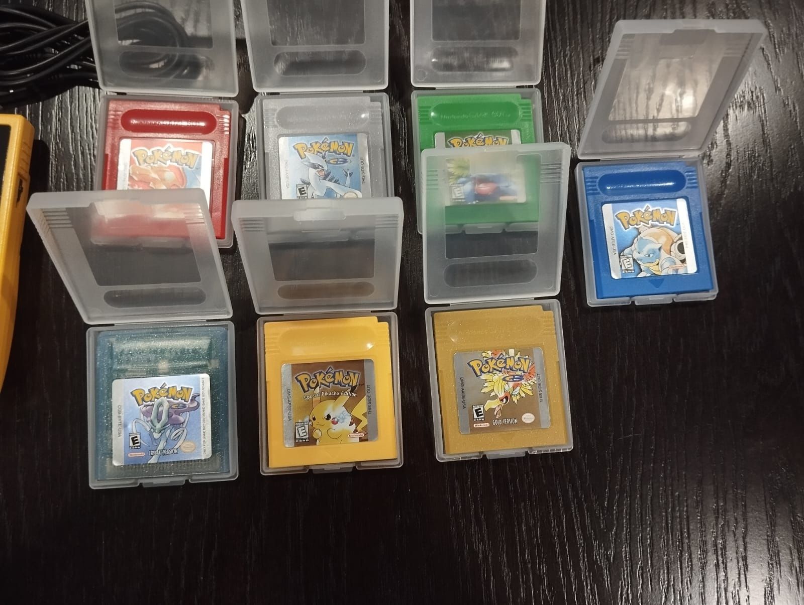 Conjunto Gameboy Color amarelo com 7 jogos Pokémon e cabo link