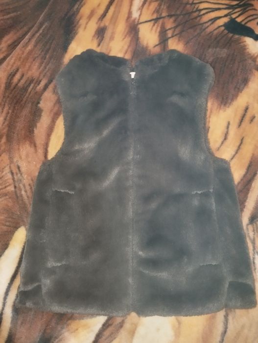 Жилетка з штучного хутра на дівчинку фірми zara