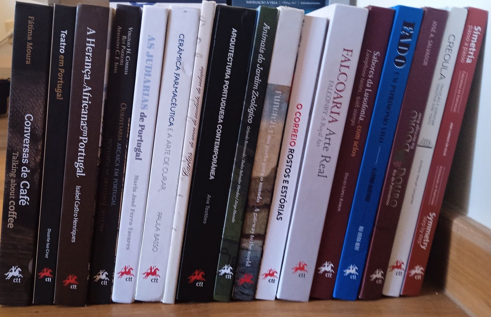 Lote de livros CTT
- 41 temáticos 
- 33 temáticos specimen 
- 7 anuai