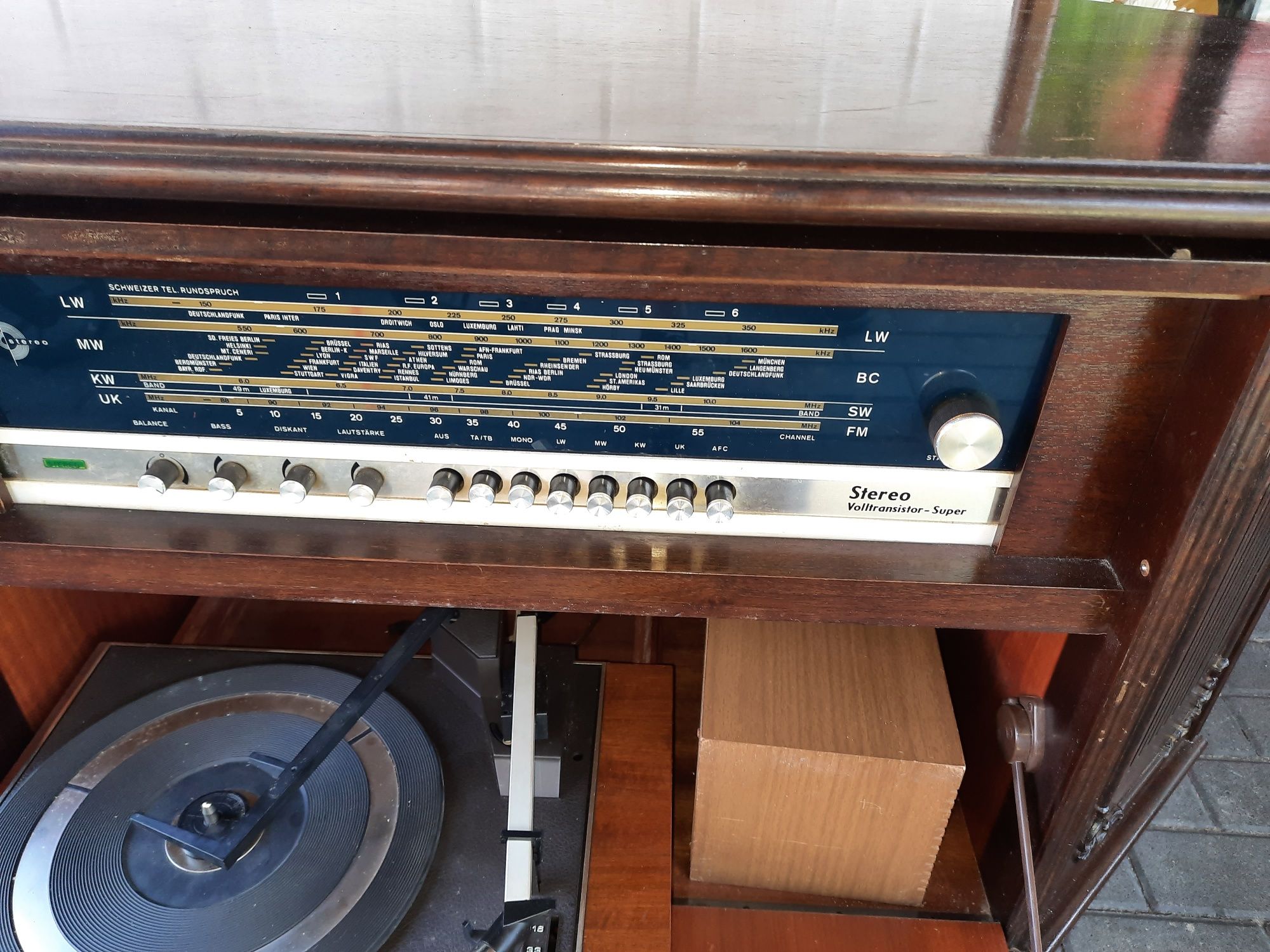 Radio z gramofonem w szafce.