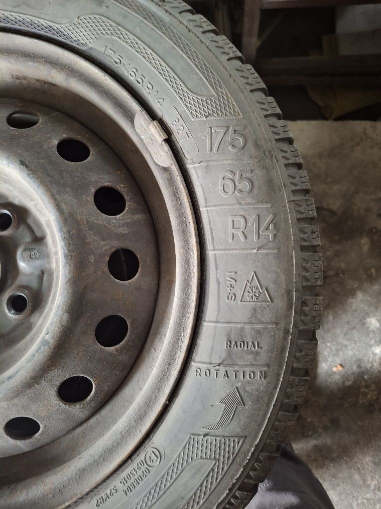 Dwa komplety opon letnie i zimowe 165.65.R14   plus 4 felgi stalowe.