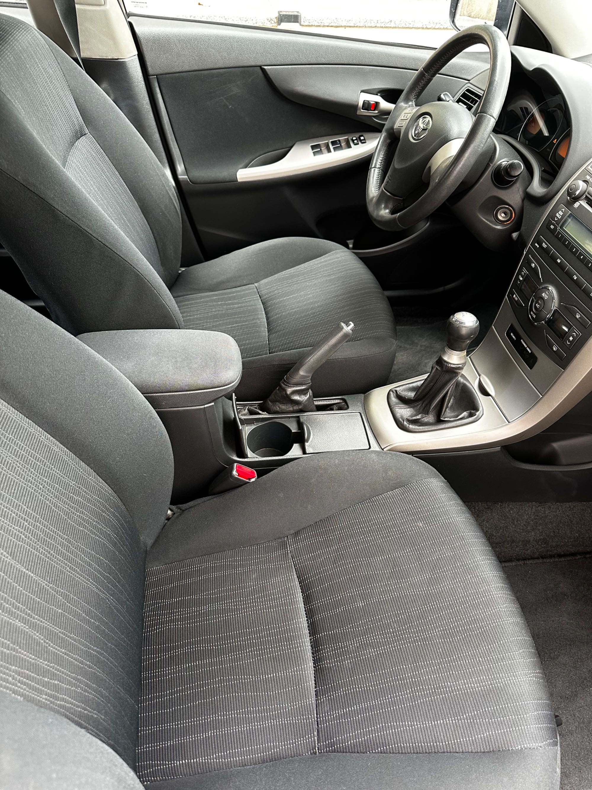 Toyota Corolla cor cinza