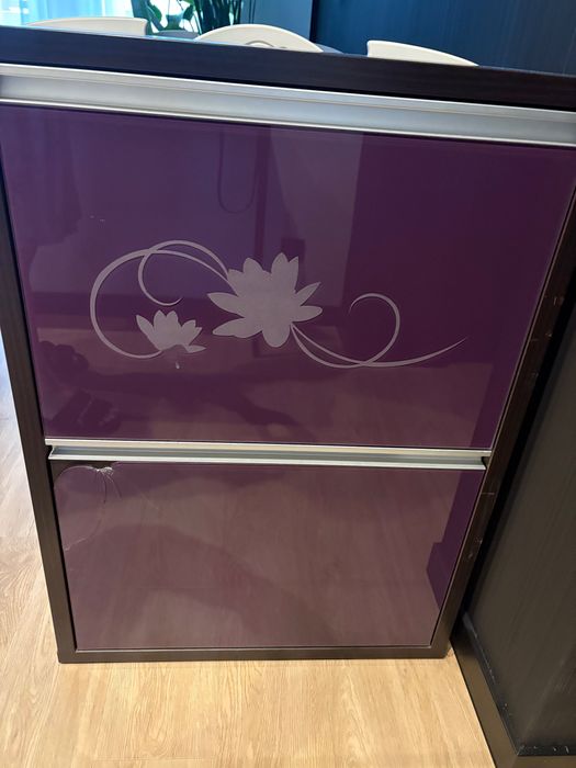 Szafka na buty otwierana.