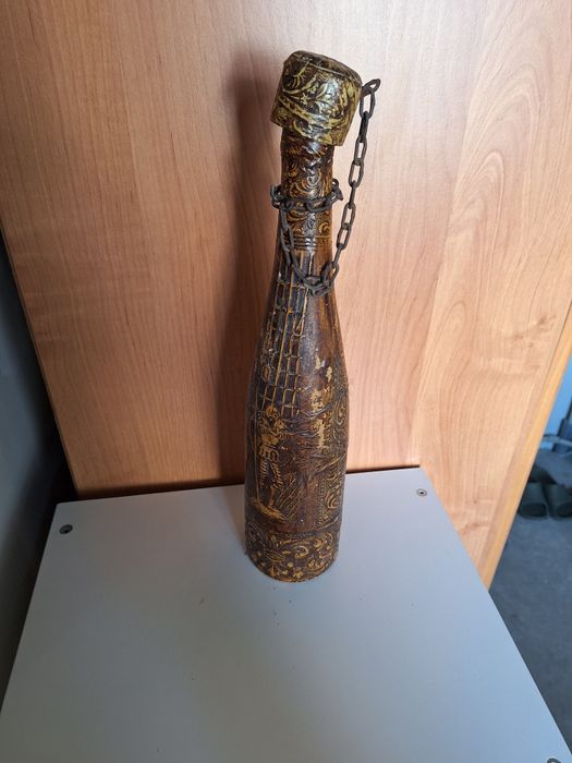 Stara butelka po winie hiszpańska pokryta skórą ręcznie robiona