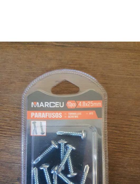 parafusos novos na caixa