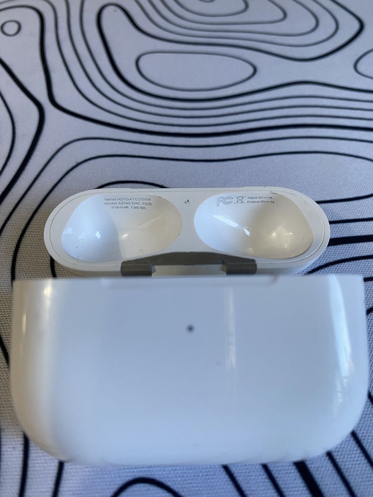 Case airpods pro без наушников оригинал