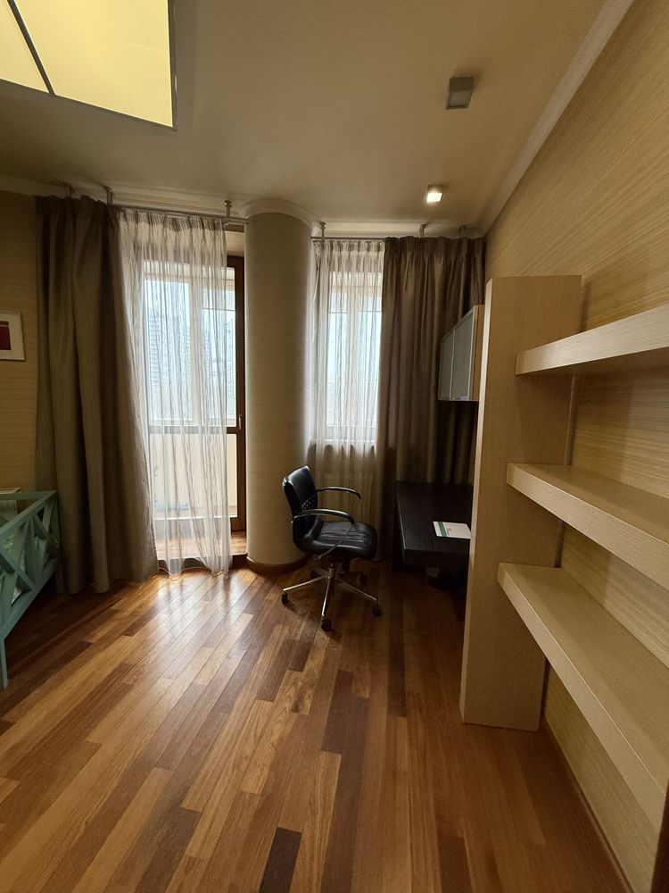 Продам 3х комн.квартиру 117м2,ул.О.Яроша 22,Метро Ботанический Сад