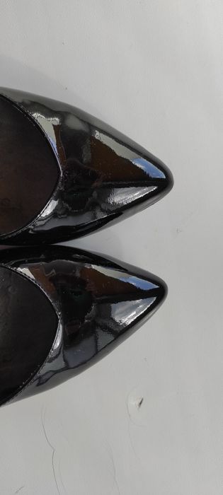 Шкіряні лаковані туфлі для виходу в світ