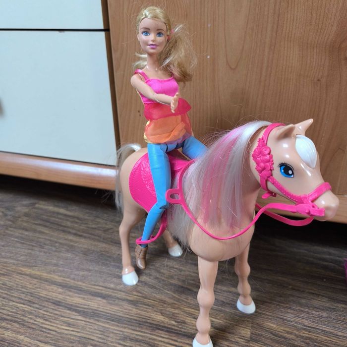 Lalka Barbie z interaktywnym koniem
