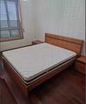 Quarto de casal, colchão, duas mesinhas de cabeceira, comoda e espelho
