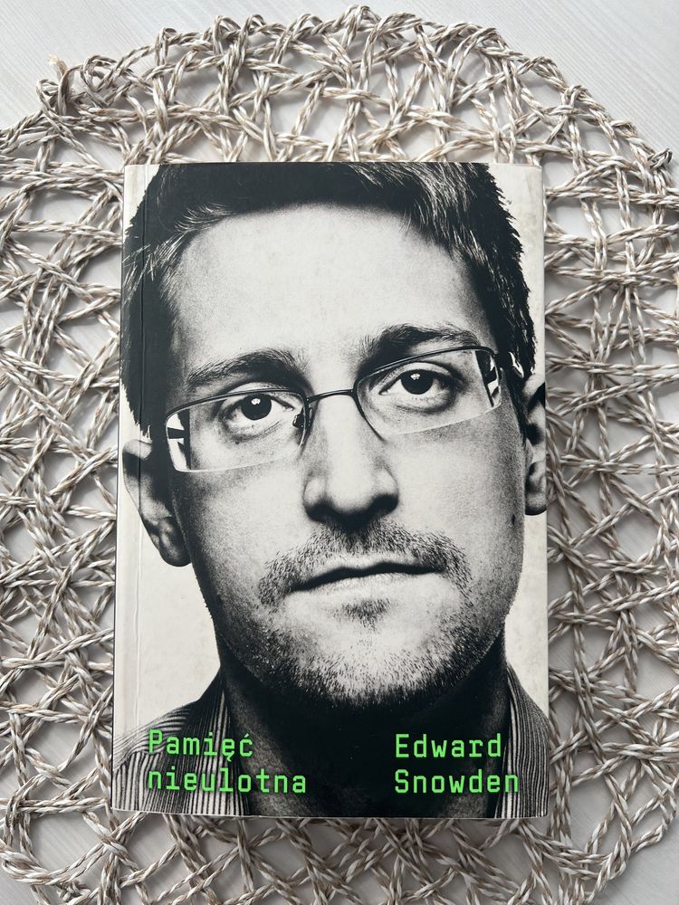 Książka pt. „Pamięć nieulotna” E.Snowden